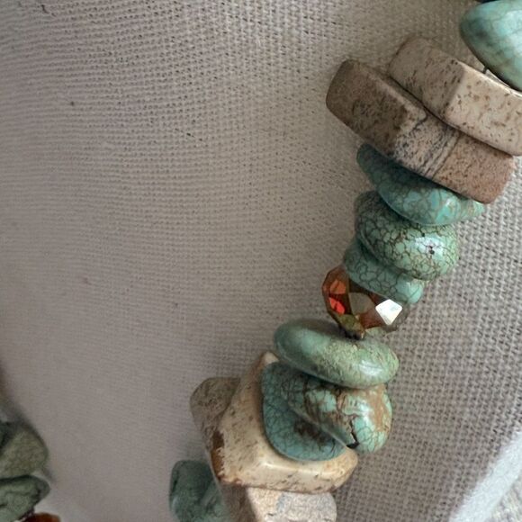 Turquoise Howlite, Agate & Faceted AB Crystals on Silver Tone Necklace. - Picture 6 of 8